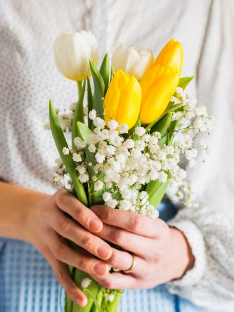Femme tenant un bouquet de tulipes. Journée des femmes
 - Photo, image