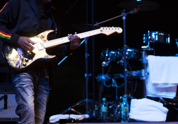 Гитарист на сцене - Фото, изображение