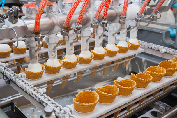 Automatic production line of ice cream - Foto, imagen
