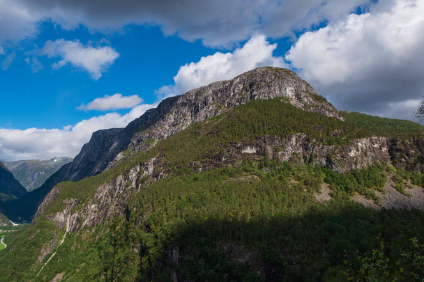 Hermosa vista sobre el valle de Naeroydalen y picos en Stalheim, Voss Noruega. Julio 2019
 - Foto, imagen