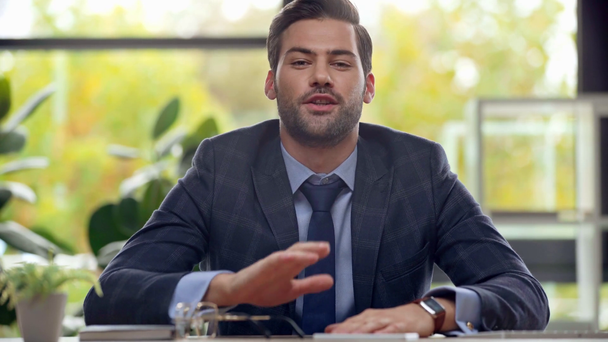 enfoque selectivo del hombre de negocios hablando en el cargo
  - Metraje, vídeo