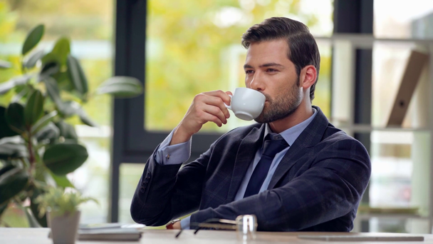 homme d'affaires fatigué boire du café au bureau
  - Séquence, vidéo