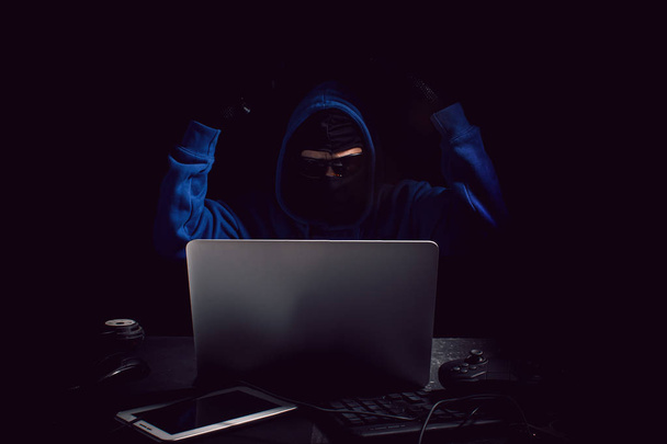 хакер с компьютерной безопасностью информационные технологии сети, вирусная атака на сервер, программное обеспечение взлом программы в Интернет
  - Фото, изображение