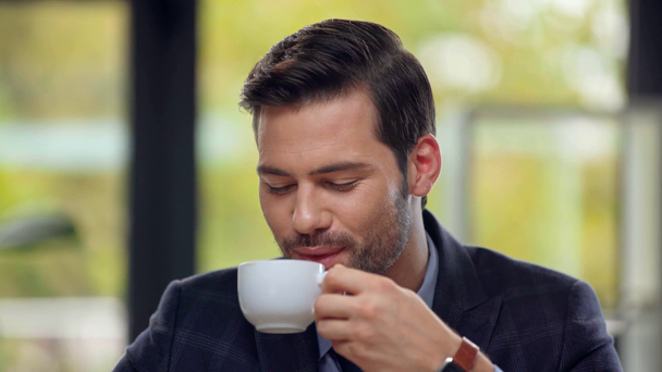 fröhlicher Geschäftsmann trinkt Kaffee  - Filmmaterial, Video