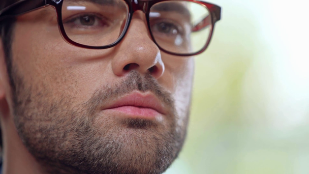 Focus pull de l'homme d'affaires touchant des lunettes
  - Séquence, vidéo
