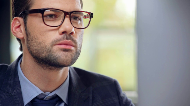 bel homme d'affaires en costume et lunettes
  - Séquence, vidéo