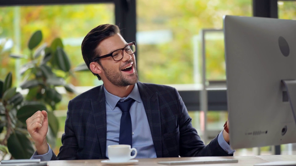 gelukkig zakenman klappen handen in het kantoor  - Video