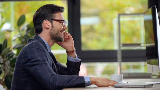 hombre de negocios en gafas hablando en smartphone
  - Imágenes, Vídeo