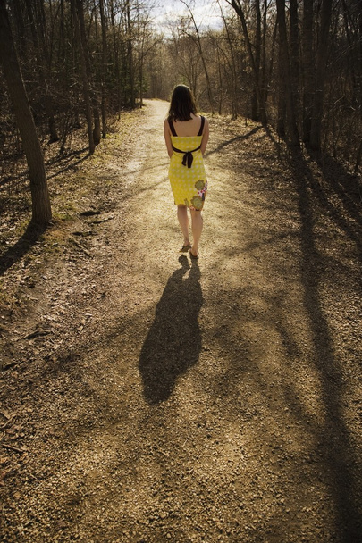 Mujer joven caminando en un camino
 - Foto, Imagen