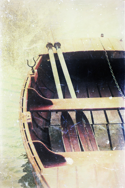 Barco com remos no interior
 - Foto, Imagem