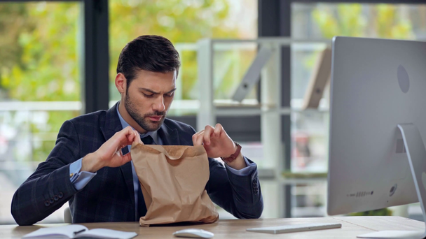 vue recadrée de femme donnant sac en papier à l'homme d'affaires
  - Séquence, vidéo