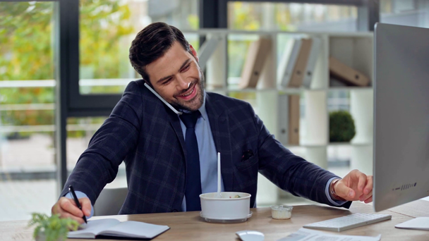 guapo hombre de negocios comiendo ensalada en la oficina
  - Metraje, vídeo