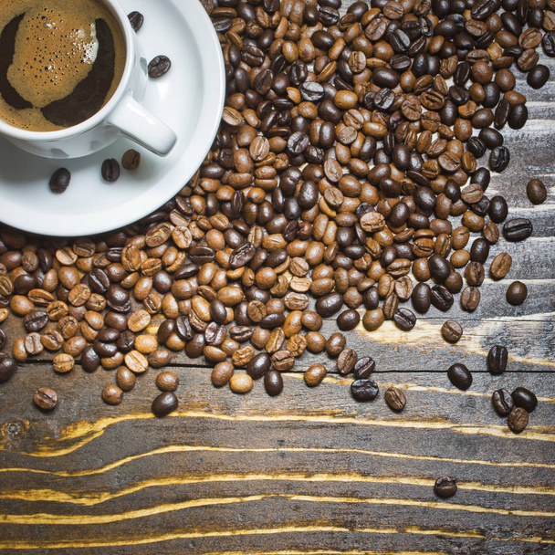 Tasse Kaffee und geröstete Kaffeebohnen - Foto, Bild