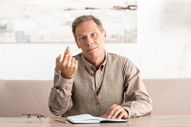 アルツハイマー病文字列と混乱退職した男人間の指のリマインダー  - 写真・画像