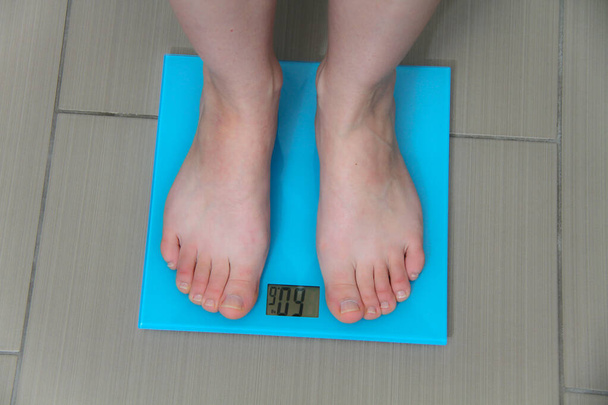 Gambe femminili, Gambe di donna in piedi su bilance peso. Concetto di
 - Foto, immagini