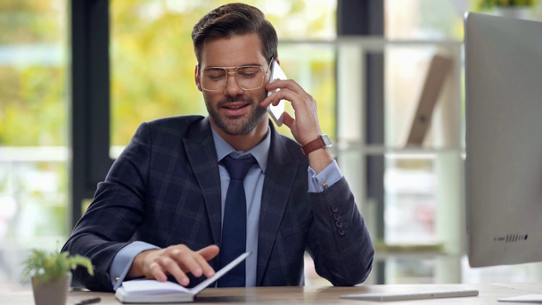 επιχειρηματίας με γυαλιά μιλώντας στο smartphone  - Πλάνα, βίντεο