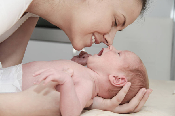 Mãe e seu bebê recém-nascido, pais segurando recém-nascidos mãos
 - Foto, Imagem
