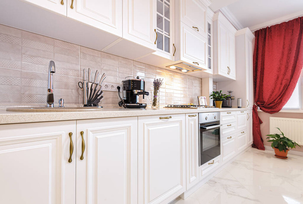 Luksusowy nowoczesny biały kuchnia wnętrza - Zdjęcie, obraz