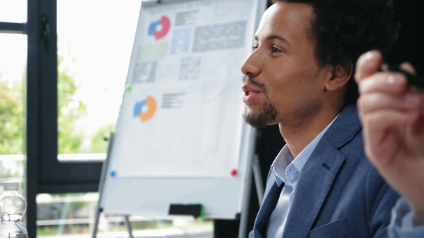 confiado hombre de negocios afroamericano hablando cerca de colega concentrado
 - Imágenes, Vídeo