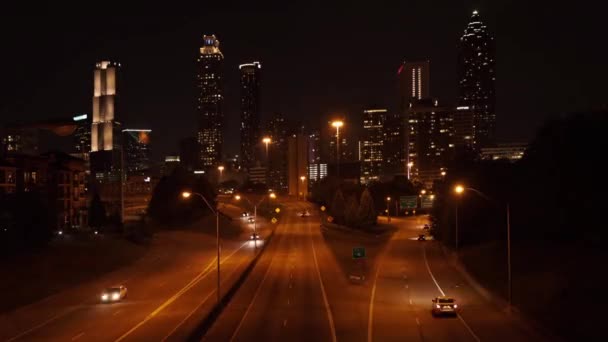 czas upływu materiału filmowego ruchu drogowego autostrady miejskiej w nocy - Materiał filmowy, wideo