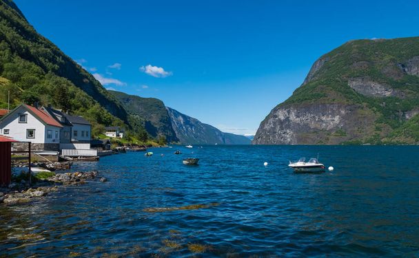 Le village d'Undredal sur l'Aurland Fjord, Norvège
 - Photo, image