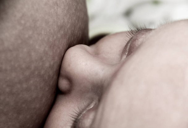 Fiatal anya szoptatás ő kisfiú - Fotó, kép