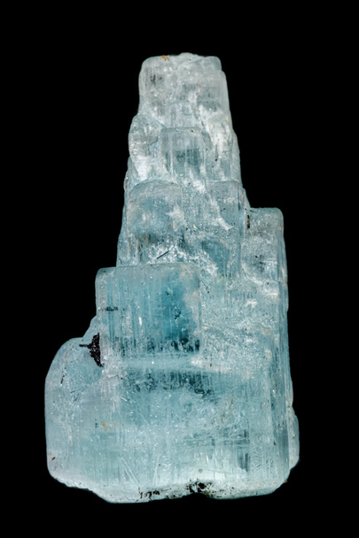 pedra aquamarina mineral macro em um fundo preto
  - Foto, Imagem