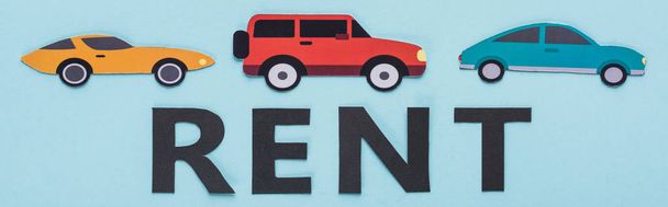 Draufsicht auf Papierschnitt verschiedener Autos und Rent-Schriftzug auf blauem Hintergrund, Panoramaaufnahme - Foto, Bild