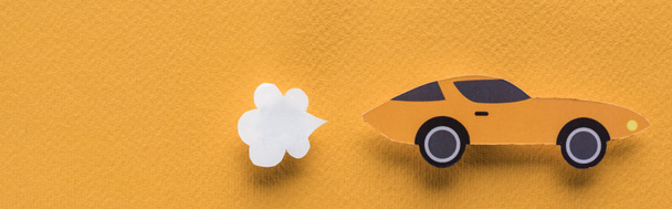 horní pohled na papír řezané sportovní auto s výfukem na oranžovém pozadí, koncepce pronájmu auta, panoramatický záběr - Fotografie, Obrázek