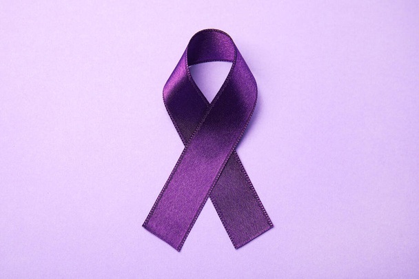 Purple ribbon on lilac background, top view. Domestic violence awareness - Fotoğraf, Görsel