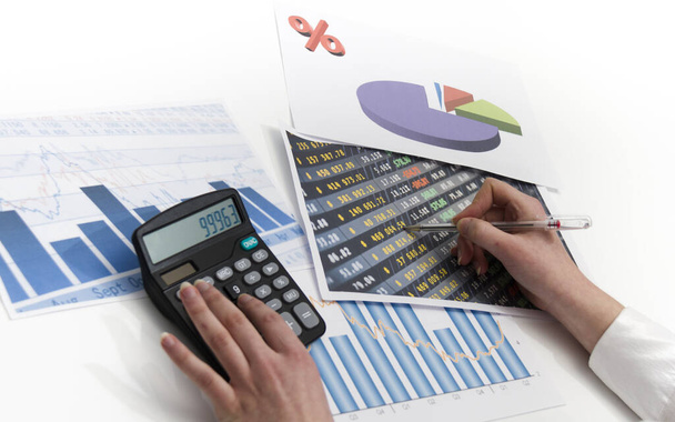 Joven empresaria calculando documentos financieros
 - Foto, Imagen