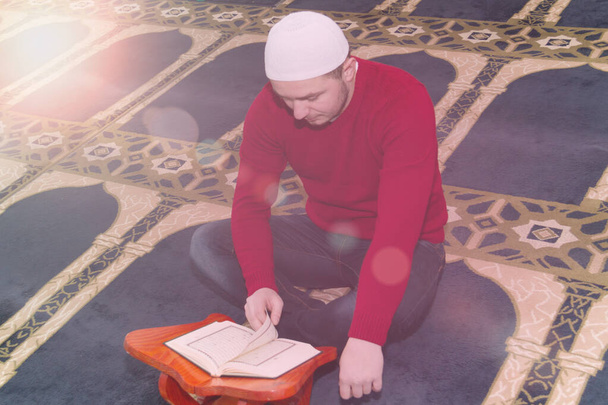 Homme musulman récitant du livre saint Coran, Coran, religion islamique
 - Photo, image