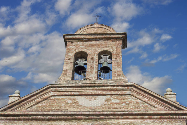 detalle de la campana de ladrillo con campanas de la iglesia de la Virgen del Prado en Talavera de la Reina, provincia de Toledo. España
 - Foto, Imagen