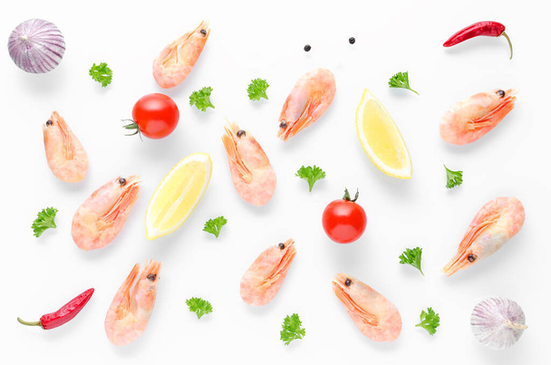 Lebensmittel Hintergrund mit gekochten Garnelen, Chili, Knoblauch und Zitrone auf weißem Hintergrund - Foto, Bild