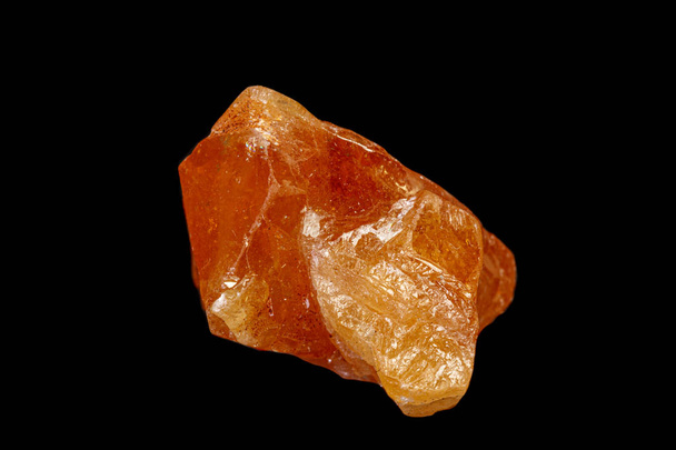 makró ásványi kő Scheelite fekete alapon  - Fotó, kép