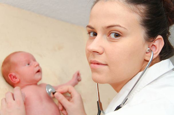 Hombre Bebé recibe un examen pulmonar por una enfermera con estetoscopio
 - Foto, imagen