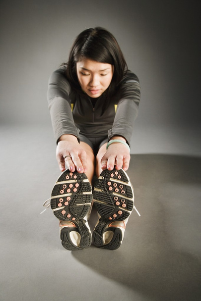 θηλυκό τεντώνοντας τους μυς ποδιών - Φωτογραφία, εικόνα