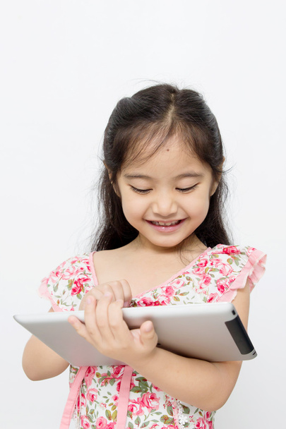 felice asiatico bambino giocare con tablet computer
 - Foto, immagini