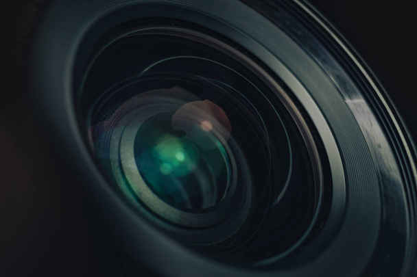 Krásná kamera objektivu s geen a růžové světlo skla na černém pozadí. Zobrazení makro fotografií. - Fotografie, Obrázek