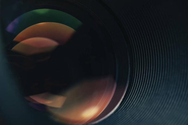 Close up Krásná kamera objektivu s odrazovým pozadím. Zobrazení maker. - Fotografie, Obrázek