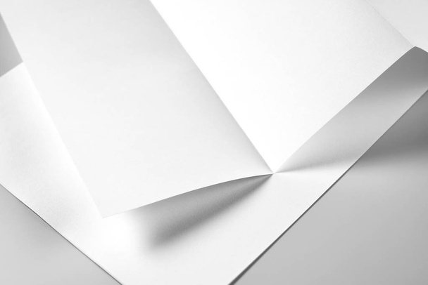 Prázdný skládaný hlavičkový papír nebo hlavičkový papír nad hromadou hlavičkového papíru - Fotografie, Obrázek