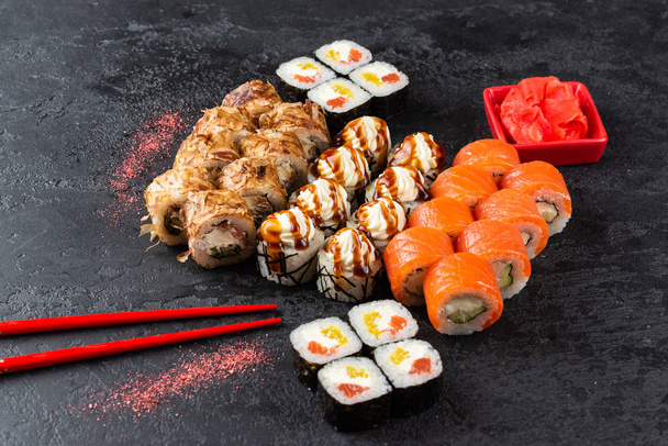 Japanisches Sushi auf schwarzem Hintergrund. - Foto, Bild