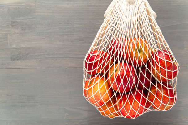 Red apples in a reusable bag mesh - Foto, Bild