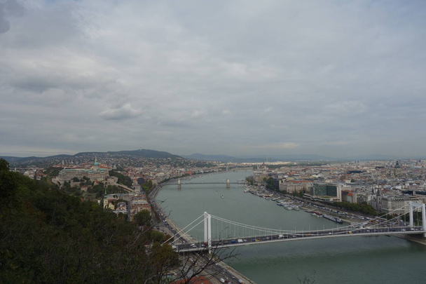 Panoraamanäkymät Budapestiin Tonavan rannalla
 - Valokuva, kuva