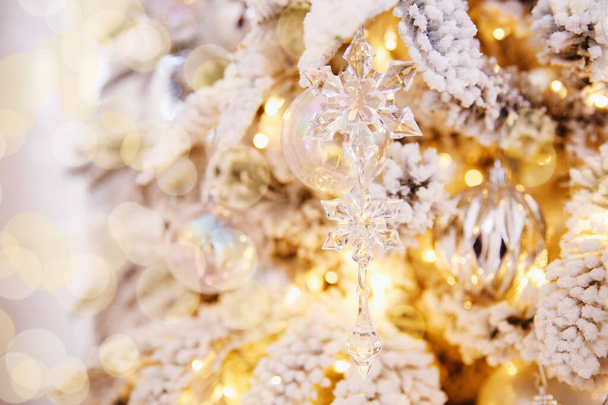 Рождественская белая елка украшены подсветкой снега и подарки игрушки, задний свет боке
 - Фото, изображение