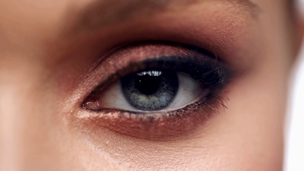 primer plano del ojo de la mujer aislada en blanco
 - Imágenes, Vídeo