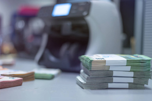 Bankangestellte sortieren und zählen Geld im Banktresor. - Foto, Bild