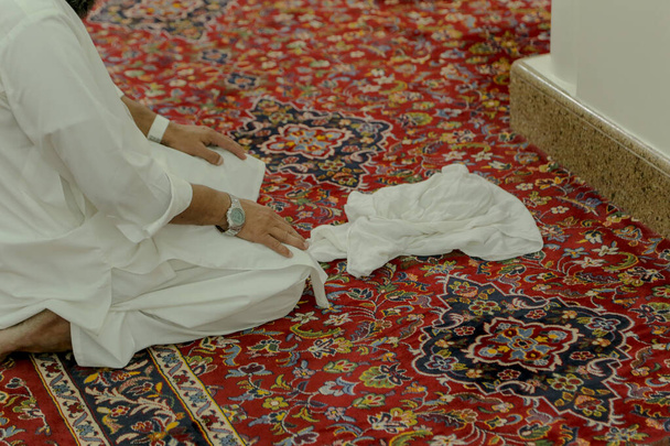 Мусульманська чоловік молиться
 - Фото, зображення