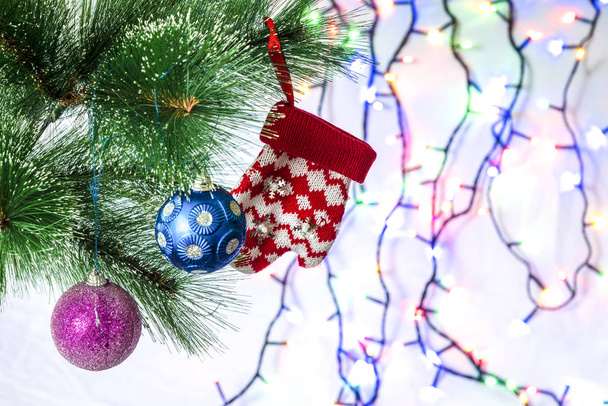 Šťastný Nový rok! Nový rok dekorace na větvi vánočního stromku. - Fotografie, Obrázek