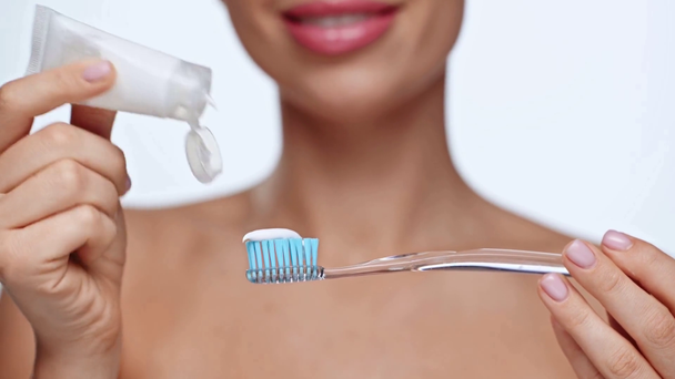 Kesilmiş diş fırçasına diş macunu süren kadın manzarası  - Video, Çekim